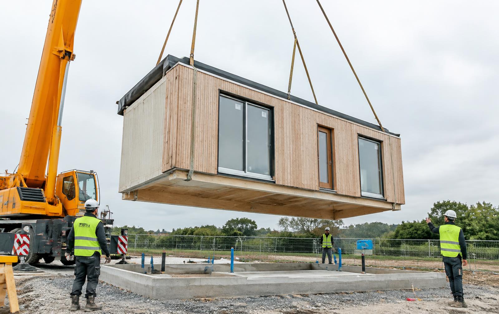 Prefab module wordt met een kraan geplaatst